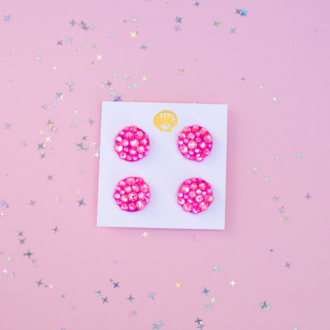 Set of pink runner magnets on a card with a shell design against a pink background with star patterns.